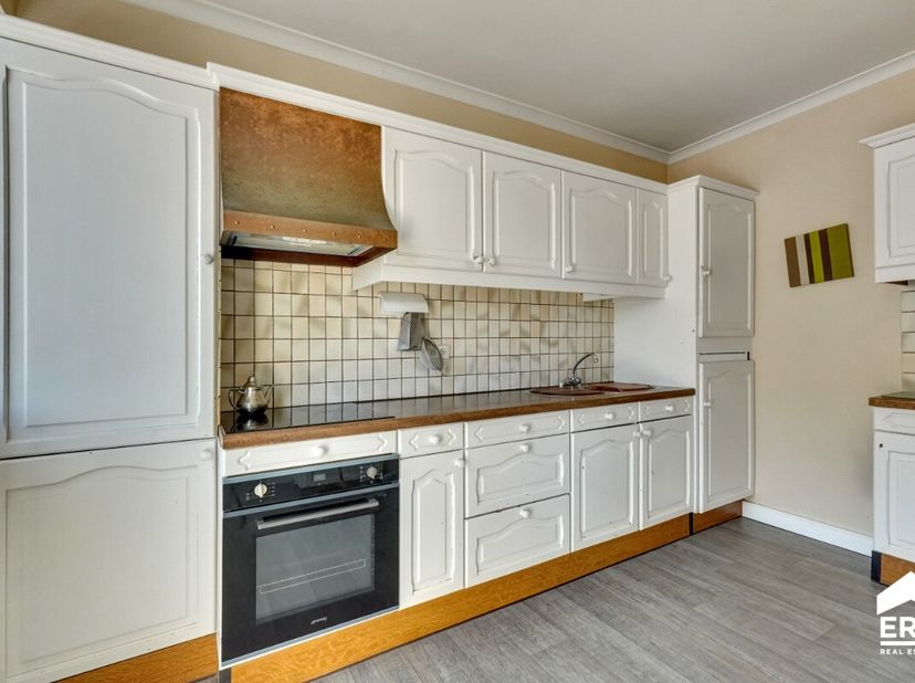 Dit verzorgd appartement met 3 slaapkamers ligt pal in het centrum van Genk, op wandelafstand van winkels, scholen, openbaar vervoer, horeca en het st