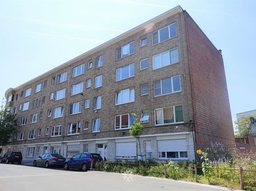 GENT -Ganzendries 125:  Op zoek naar een goed gelegen appartement met terras en garagebox te huur in Gent? Dan is dit pand mogelijk iets voor u.<br />