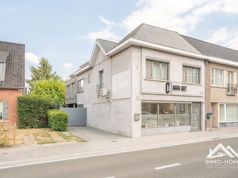 Wonen en werken combineren op één locatie? Deze perfect onderhouden en instapklare eigendom biedt u die unieke mogelijkheid.Op het gelijkvloers bevind