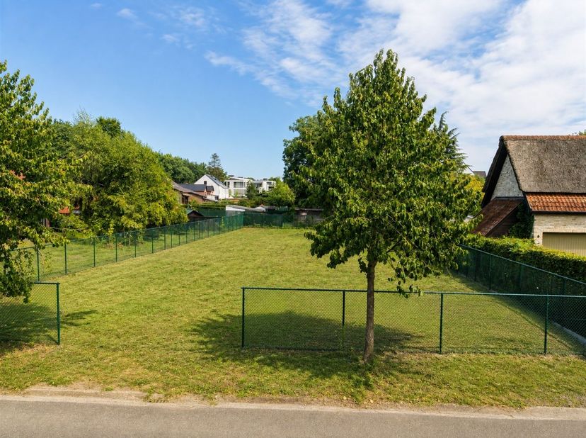 Deze bouwgrond met een perceeloppervlakte van 6a53 (OB) is zeer rustig gelegen. Met een straatbreedte van ± 20m te midden van een residentiële, groene