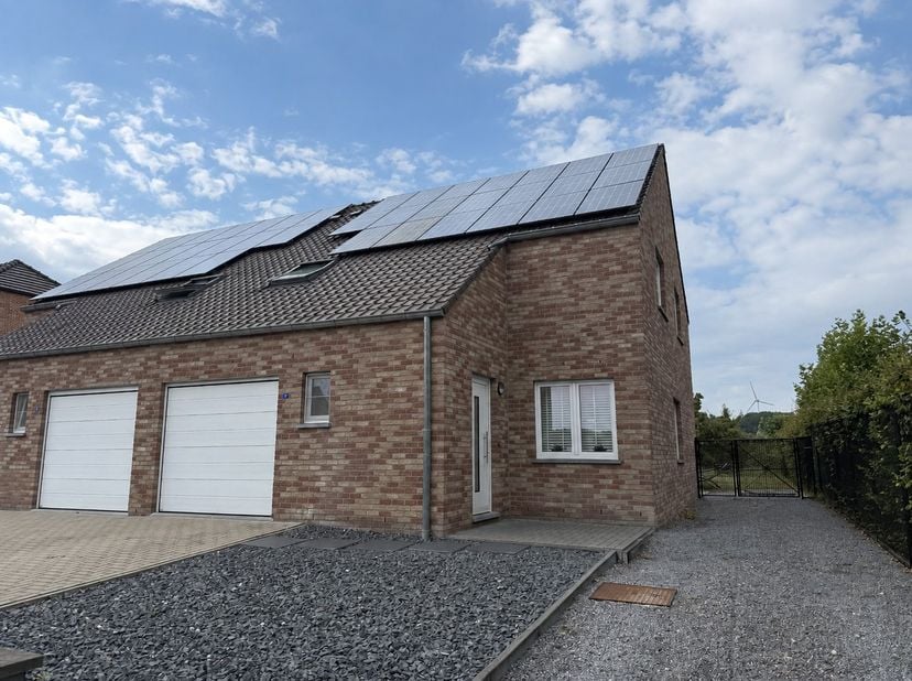 Deze recente halfopen woning, gebouwd in 2021, combineert hedendaags wooncomfort met een uitstekende energiezuinigheid. De woning beschikt over een EP