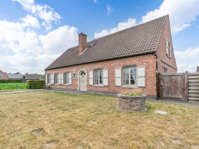 Deze ruime en instapklare gezinswoning met 5 slaapkamers (mogelijkheid tot 7) is gelegen op een perceel van 1.086 m² en biedt een bewoonbare oppervlak