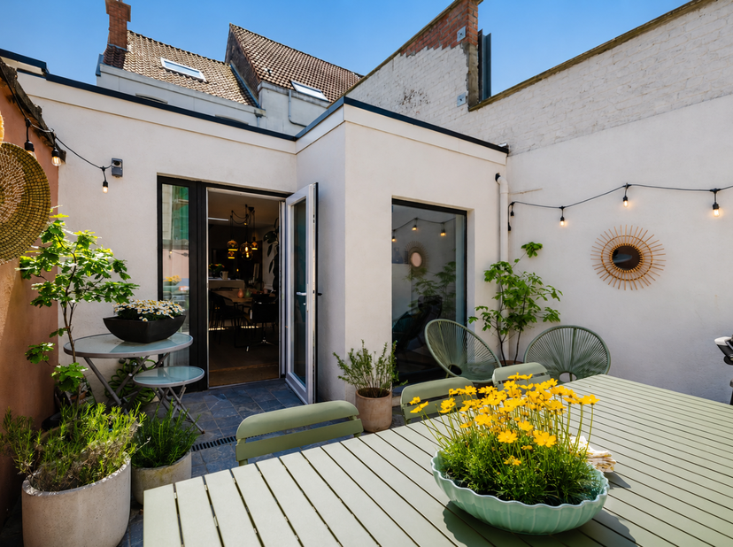 EMPLACEMENT<br />
Cette maison est située dans le quartier très prisé de Sint-Amandsberg et allie une excellente accessibilité à toutes les commodités
