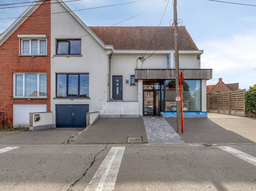 [[ DIT PAND NEEMT DEEL AAN DE ERA OPEN HUIZEN DAG OP 13/6 VAN 13:00 TOT 14:00 ]] Te koop: ruime halfopen woning in de Vredestraat, centraal gelegen in