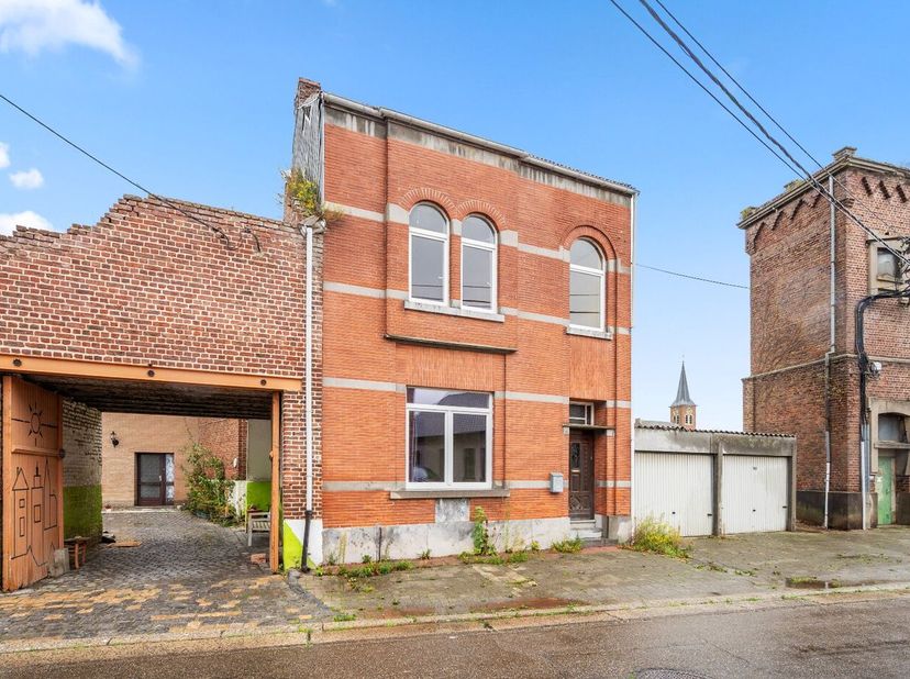 In de rustige Lindestraat 27 te Attenhoven ontdek je deze te renoveren woning met bijzonder veel potentieel, gelegen op een royaal perceel van 1.025 m
