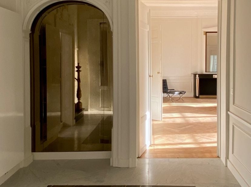 https://hoogstraat19.be/<br />
<br />
Onvergelijkbaar appartement.<br />
<br />
Bouwkundig erfgoed.<br />
<br />
Kamerhoge plafonds, marmer schouwen,