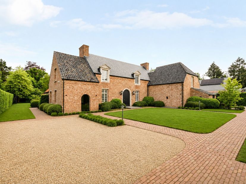 Cette magnifique villa Vlassak Verhulst à Oud-Turnhout est une maison de rêve pour ceux qui recherchent espace, confort et luxe. Cette villa est situé