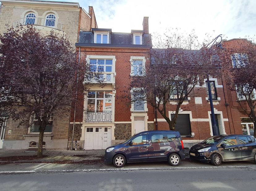 NAMUR, op 100 m van het Expositiepaleis, duplexappartement (2 slaapkamers/2 badkamers) van 90 m². Het appartement bevindt zich op de begane grond en d