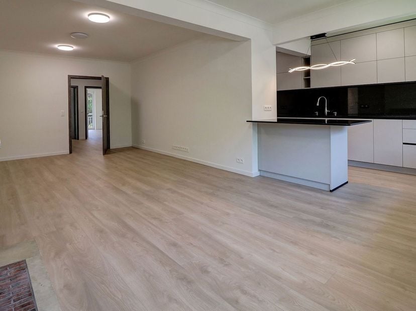 Dans un petit immeuble, rez-de-chaussée 2 chambres rénové de± 96 m² habitables et composée de :<br />
• Séjour lumineux ± 30 m²<br />
• Cuisine ouvert