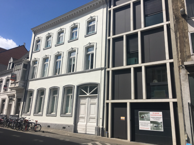 Luxueuze studio, van maar liefst 28 m² en met eigen privatief terras van 23m² in hartje Leuven nabij Grote en Oude Markt. Deze kamer bevindt zich op h