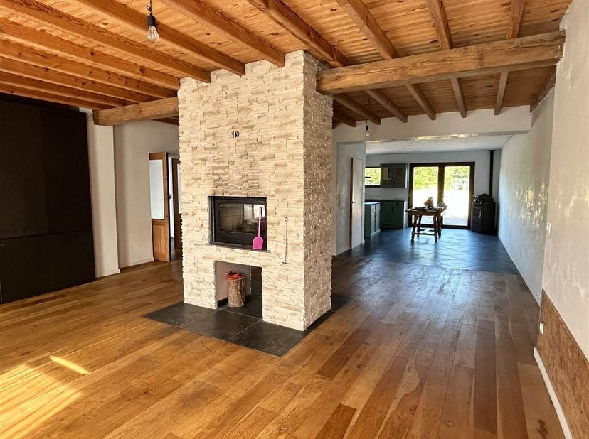 Zeer goed huis op 10 are 50 centiares in het hart van het dorp Brasménil.<br />
<br />
Deze woning biedt ongeveer 192 m² woonoppervlakte en bestaat