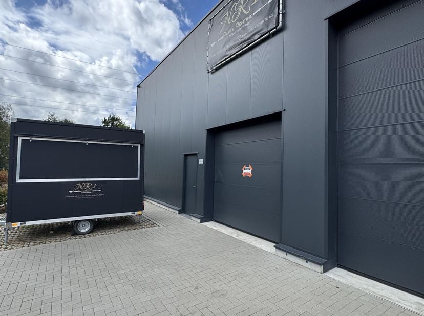 Deze KMO-unit is gelegen op het industrieterrein Genk-Zuid en is geschikt voor diverse doeleinden, waaronder opslag, kleine productie en andere bedrij
