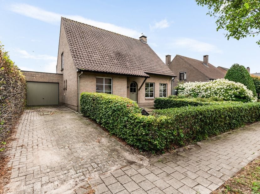 Landelijk gelegen gezinswoning met grote tuin, garage en uitbreidingsmogelijkheden<br />
<br />
153 m² woonoppervlakte | Perceel 640 m² groot | Open g