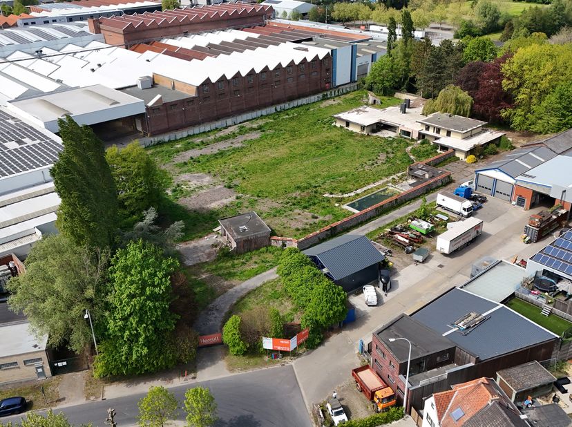 In een nieuw te ontwikkelen bedrijvenzone bieden wij 3 industriepercelen aan, ideaal gelegen voor ondernemers en investeerders die op zoek zijn naar e