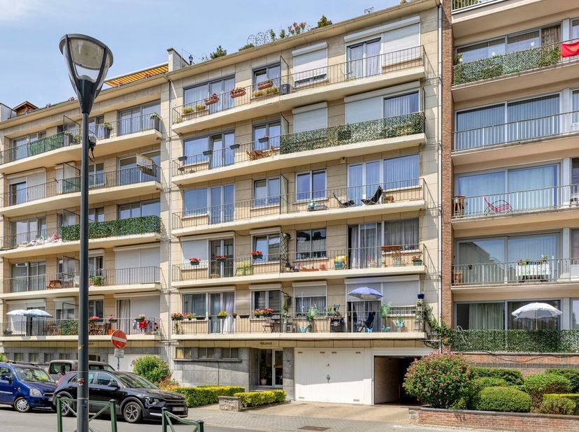 Appartement 2 chambres prêt à emménager avec garage à Molenbeek<br />
<br />
Vous êtes à la recherche d'un appartement prêt à emménager, idéalement