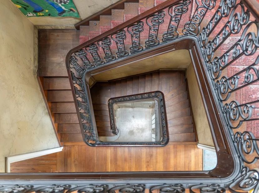 Doe een bod vanaf 760.000 euro.<br />
<br />
Ideaal gelegen aan de Quai de Rome, in de directe nabijheid van het historische centrum van Luik en de wi
