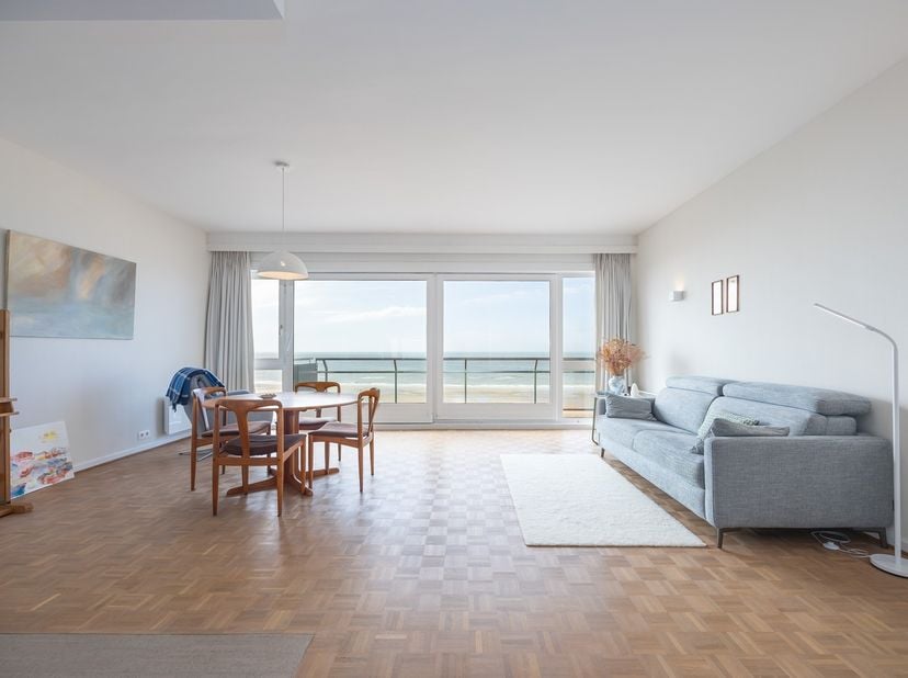 APPARTEMENT ENTIÈREMENT RÉNOVÉ AVEC VUE MER DANS LA RÉSIDENCE ROYAL PALACE IV<br />
Situé au 6e étage de la résidence Royal Palace IV, cet appartement