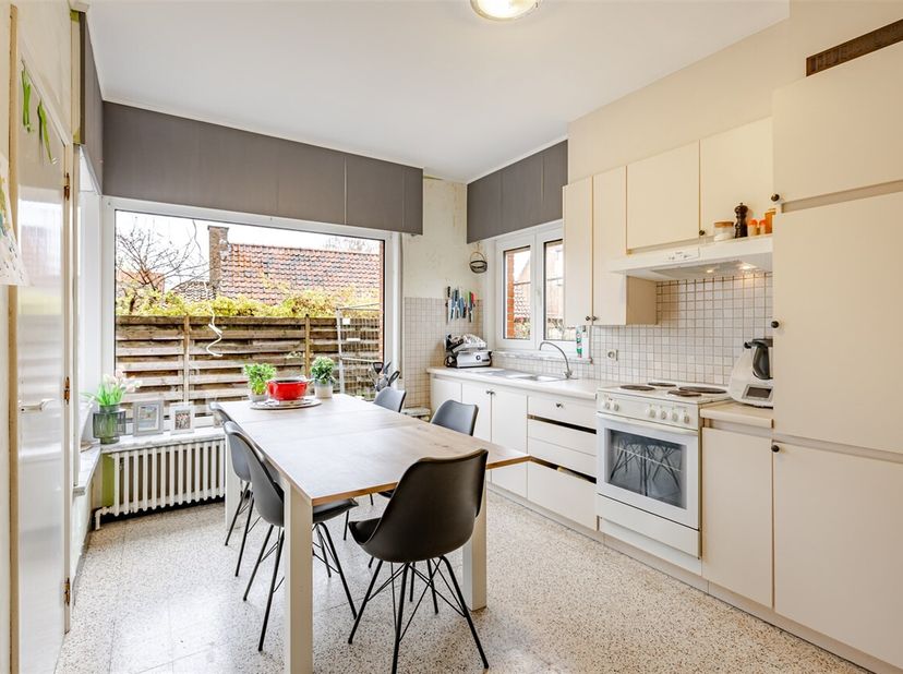 Op te frissen woning, nabij het centrum!<br />
Deze woning is gelegen nabij het centrum van Oostakker, vlot bereikbaar met zowel openbaar vervoer als