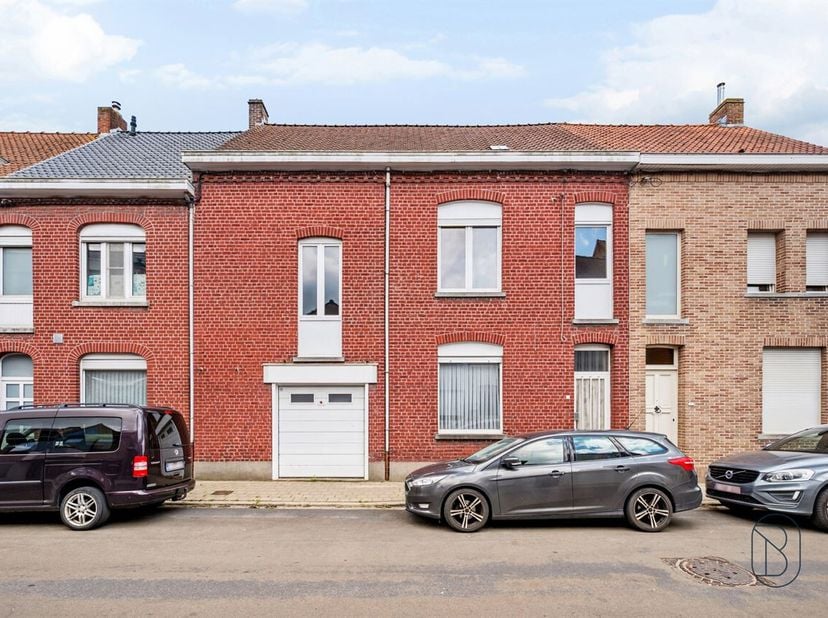 Bent u op zoek naar een ruime woning te koop in Wevelgem met tal van mogelijkheden? Deze verrassend ruime gezinswoning ligt rustig in het centrum van
