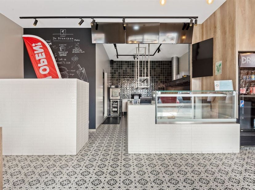 Local commercial situé dans le centre d'Oostmalle.<br />
Entièrement équipé pour l'exploitation d'une friterie.<br />
Cet équipement n'est pas compris