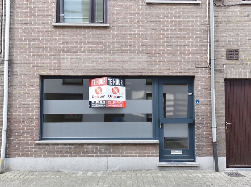 Dit handelspand is ideaal gelegen nabij belangrijke invalswegen en geniet van een vlotte bereikbaarheid. <br />
<br />
Het pand bestaat uit twee afzon