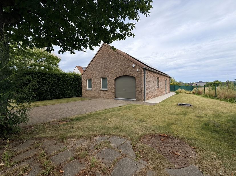 Mooie gelijkvloerse villa met vier gevels, gebouwd in 2004, vlakbij de snelweg en alle voorzieningen.<br />
<br />
De woning heeft een woonoppervlak