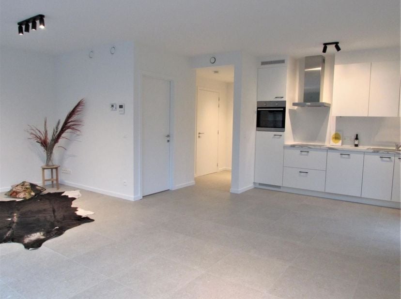 Prachtig gelijkvloers appartement met zonnig terras, tuin en ondergrondse autostaanplaats.<br />
<br />
Ligging: Zeer gunstig gelegen, in het centru