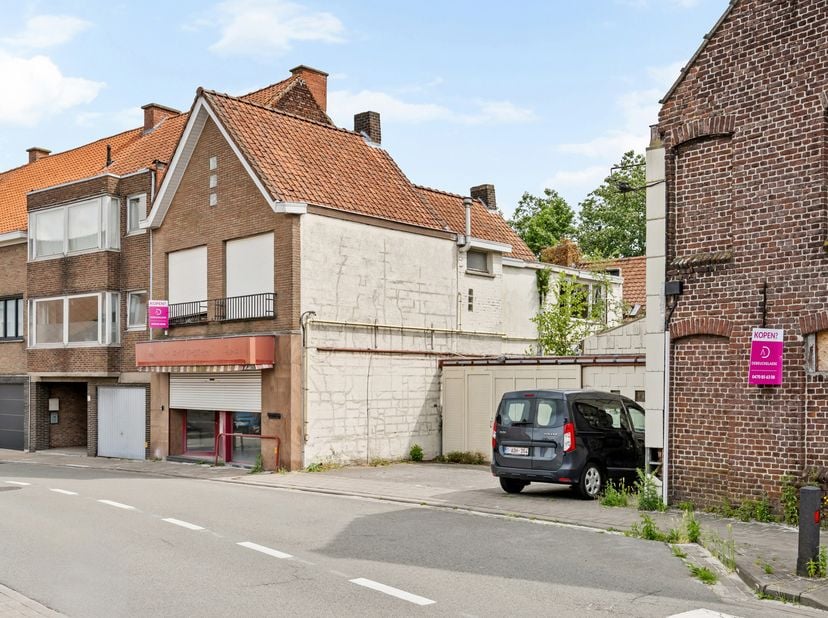 Dit handelshuis is gelegen in het centrum van Lauwe.<br />
De huidige indeling is als volgt: <br />
Gelijkvloers: inkom (winkelruimte), leefruimte, ke