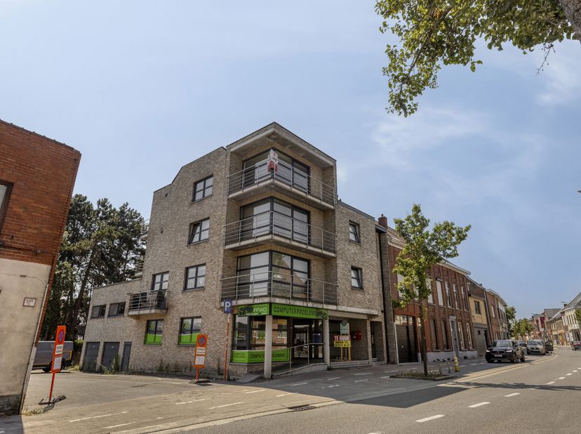 LICHTRIJK PENTHOUSE MET 2 SLAAPKAMERS EN 2 TERRASSEN<br />
Op een centrale ligging aan de Groteweg in Geraardsbergen, nabij Colruyt, het stadscentrum