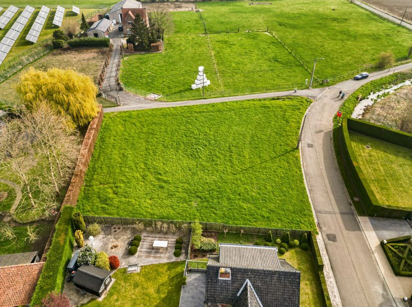 Bent u op zoek naar de ideale locatie om uw droomwoning te realiseren? Dan is dit hoekperceel in Bissegem zonder twijfel een unieke opportuniteit.<br