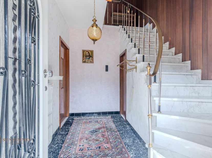 Deze ruime open bebouwing is gelegen in een gunstig gelegen, rustige woonomgeving. De ligging biedt een ideale balans tussen het comfort van de nabijg