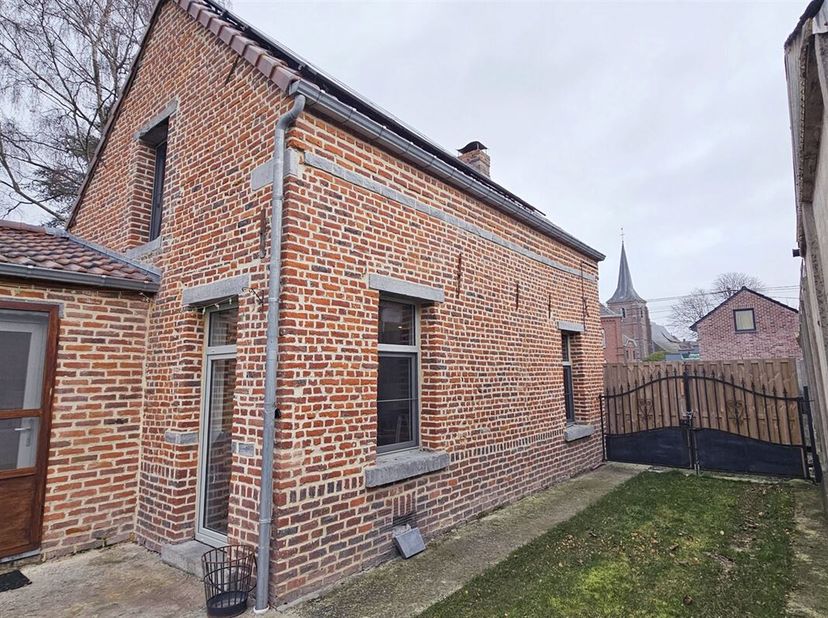 Prix: Offre à partir de 190.000 euros, frais d'agence non inclus et à charge de l'acquéreur.<br />
Chouette maison habitable située dans le fond d'une
