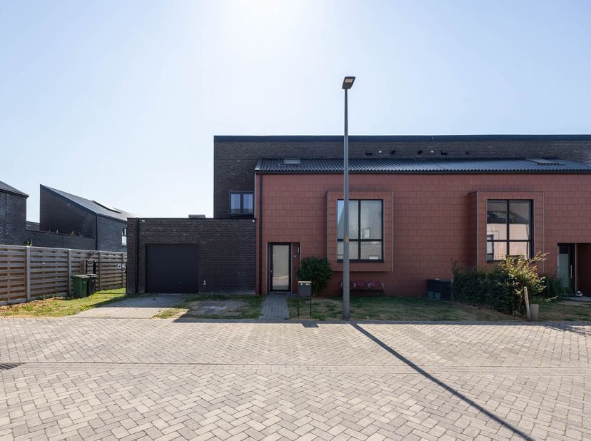 INSTAPKLARE GEZINSWONING -<br />
Instapklare halfopen bebouwing met inpandige garage en drie slaapkamers, gelegen op een perceel van 299 m² in een rus