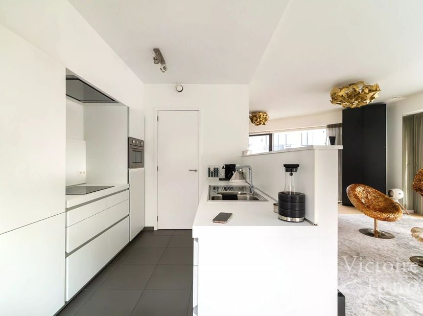 Gelegen op de prestigieuze Louizalaan, in de onmiddellijke nabijheid van het Ter Kamerenbos, bevindt dit elegante appartement zich op de tweede verdie