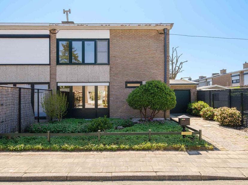 HALFOPEN BEBOUWING -<br />
<br />
Gelegen Sprookjeswijk Kauwendaal.<br />
<br />
Beschikt over een living, open keuken, 3 slaapkamers, badkamer en een