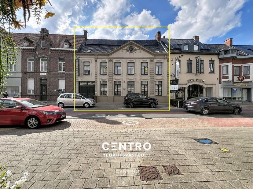 Benaderende OPPERVLAKTEN:<br />
Constructie - bewoonbare oppervlakten<br />
Herenhuis: 348 m²<br />
<br />
Grondoppervlakte<br />
Totale grondoppervla