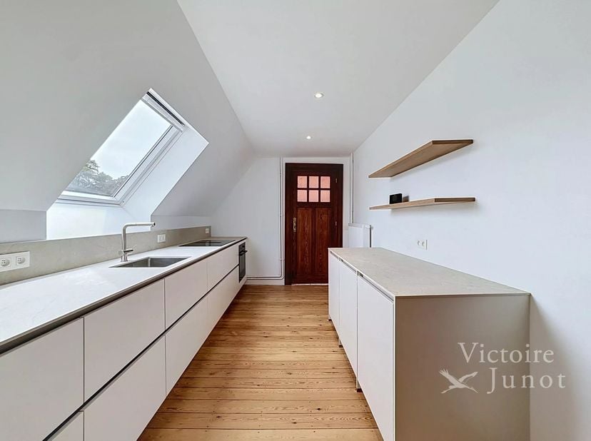 Gepresenteerd door Mike Doolaeghe - Tel.: +32 471 65 85 85 - E-mail: mike.doolaeghe@victoire.be<br />
Victoire Junot biedt dit mooie volledig gerenove