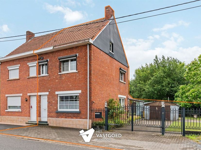 Charmante te renoveren woning, rustig gelegen op een ruim perceel van 11 are.<br />
Belangrijkste troeven:<br />
- Rustigge ligging<br />
- Enorm pote