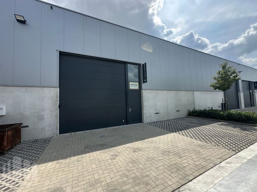 Nieuwbouw KMO-unit van 122 m² met 2 privatieve parkeerplaatsen te huur in Lauwe, op slecht 4 km van de E17 afrit Moeskroen met een onmiddellijke verbi