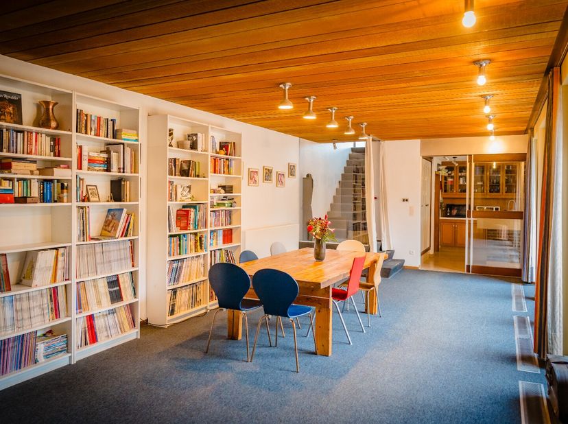 Unieke eigendom op 1.087m² met maar liefst 435m² bruikbare vloeroppervlakte !<br />
Ideaal voor vrij beroep, praktijk aan huis, co-housing of grote ge