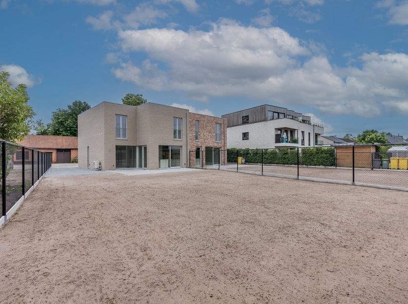 Deze woning is gunstig gelegen nabij het centrum van Mol-Sluis, op fietsafstand van lokale winkels, het station en het centrum van Mol. Je geniet hier