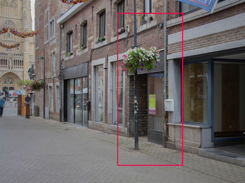 Woning in stadscentrum met  handelsruimte aan straatkant.<br />
Het pand is gelegen in het centrum van de historische stad Tongeren, op ca. 20 meter