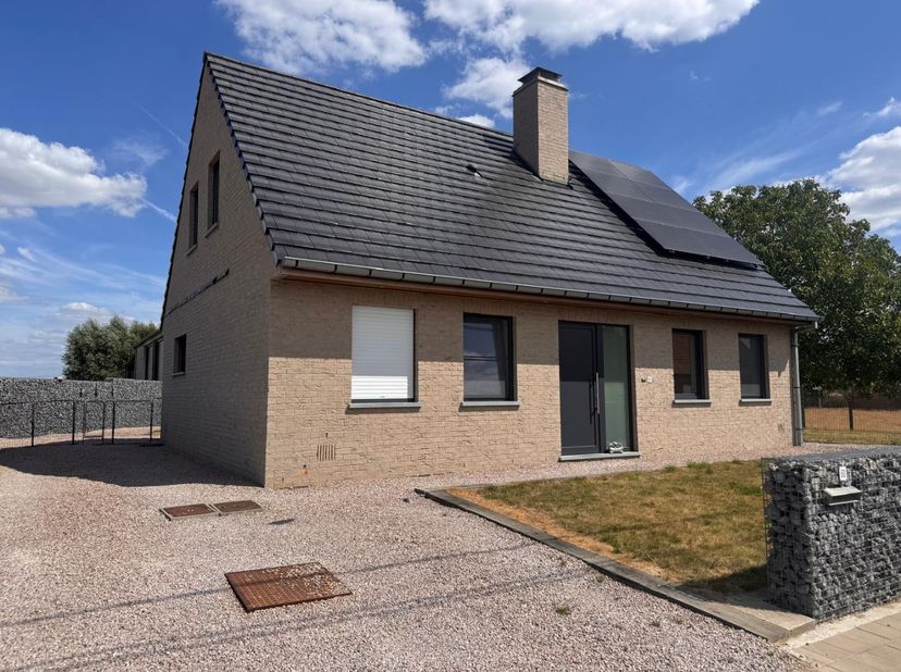 Ruime en aangename open bebouwing met maar liefst vier slaapkamers en een grote tuin. Deze woning biedt heel wat ruimte en comfort en is daardoor idea