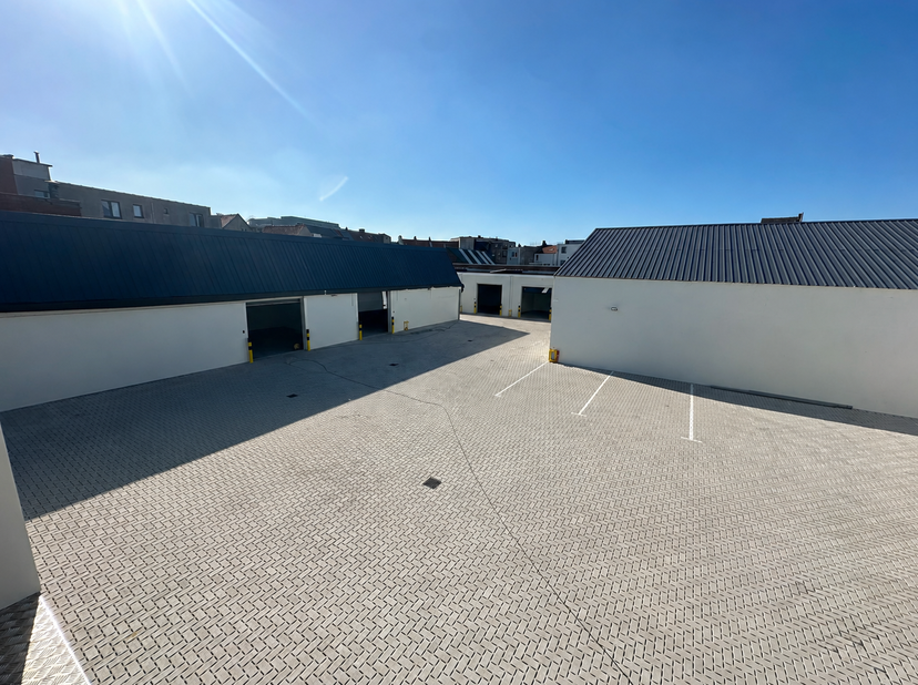 BESCHRIJVING<br />
Welkom bij Quantumm Storage, een modern en beveiligd opslagpark gelegen aan de Merksemsesteenweg 213 in Deurne, vlak naast de Bissc