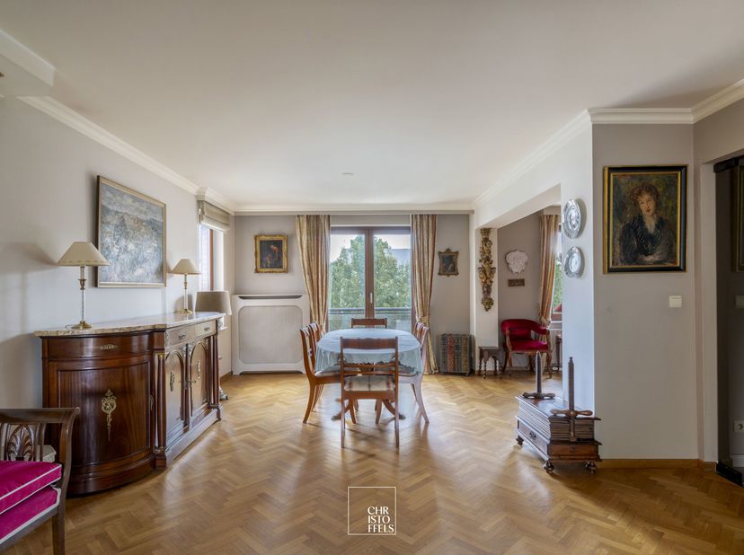 INDELING<br />
Via de inkomhal bekomt u toegang tot de royale en lichtrijke woonkamer dewelke aansluit op een eerste balkon en de keuken met praktisch