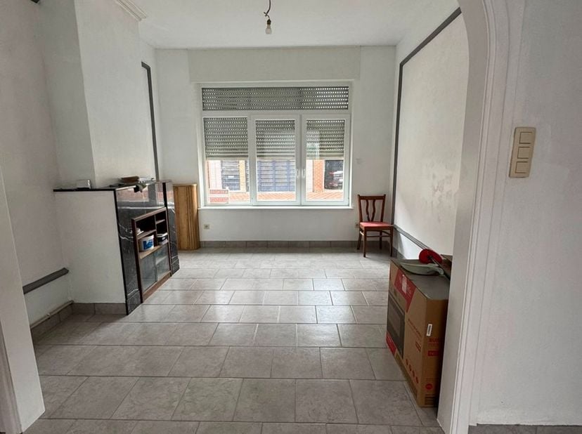 Op zoek naar een instapklare woning op een toplocatie? Deze volledig gerenoveerde gezinswoning combineert een centrale ligging met de rust van een aan