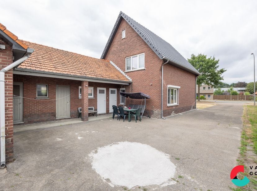 Ben je op zoek naar een vrijstaande op te frissen gezinswoning op een riant perceel? Dan is dit pand op een perceel van 14are 53ca precies wat je zoek