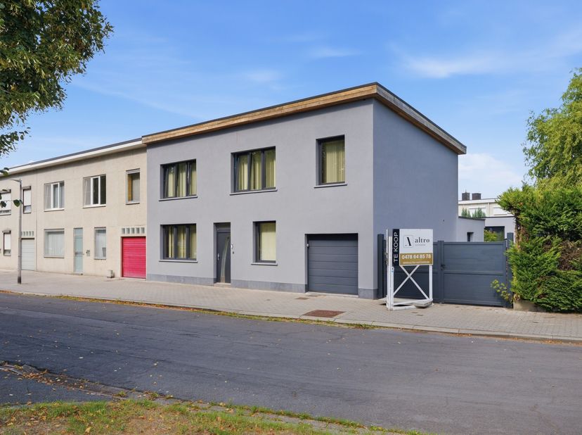 Deze verzorgde halfopen bebouwing in Dendermonde heeft heel wat te bieden voor wie op zoek is naar een praktische en ruime gezinswoning met extra moge