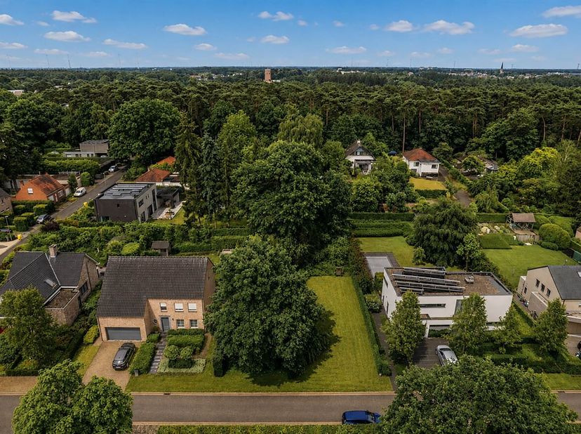 Bouwgrond van 8a20ca in een gegeerde residentiële wijk, omgeven door natuur.<br />
 Ligging: Het perceel is zeer groen gelegen in een gegeerde residen