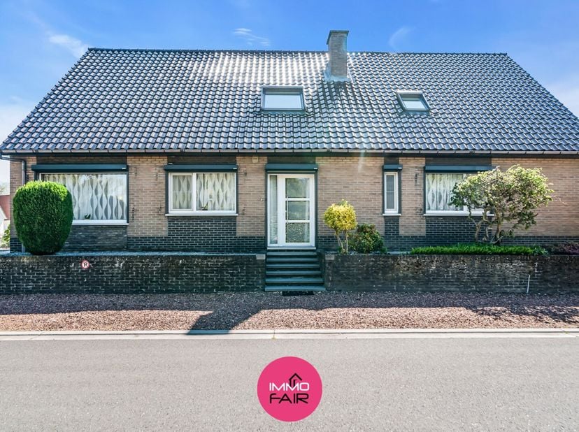 Deze charmante open bebouwing is rustig gelegen aan het Rode Kruisplein 15 in Eisden, in een aangename en residentiële woonwijk. De woning geniet van